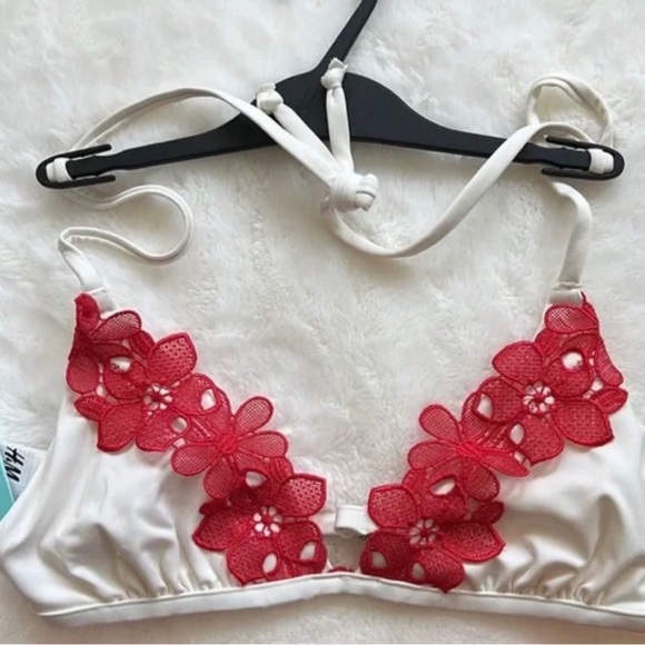 H&M NWT Red Flower Appliqué White Bikini Top Size 6 - Picture 5 of 7